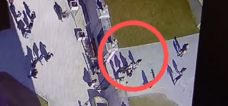 Policajti zadržali štyroch vreckárov priamo pri pokuse okradnúť turistku na Bratislavskom hrade