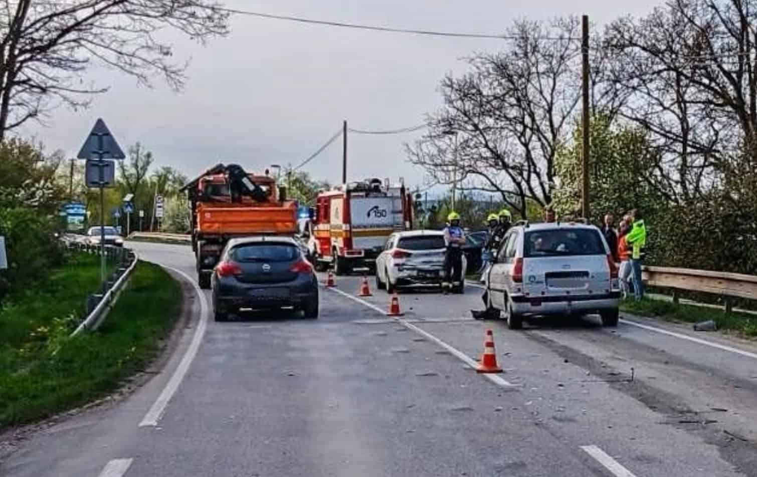 AKTUÁLNE Vážna zrážka áut: Zasahujú záchranári, ratujú maloleté DIEVČA. Prvé FOTO z miesta nešťastia