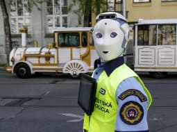 V Bratislave testujú robota, ktorý by mohol v budúcnosti riadiť dopravu v meste