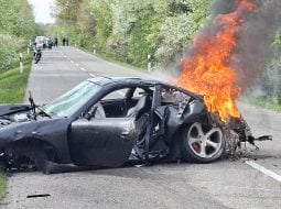 STRAŠNÁ NEHODA Luxusný športiak zhorel: Otec a syn sú ťažko ranení, vyslali aj vrtuľník! Mrazivé FOTO a detaily