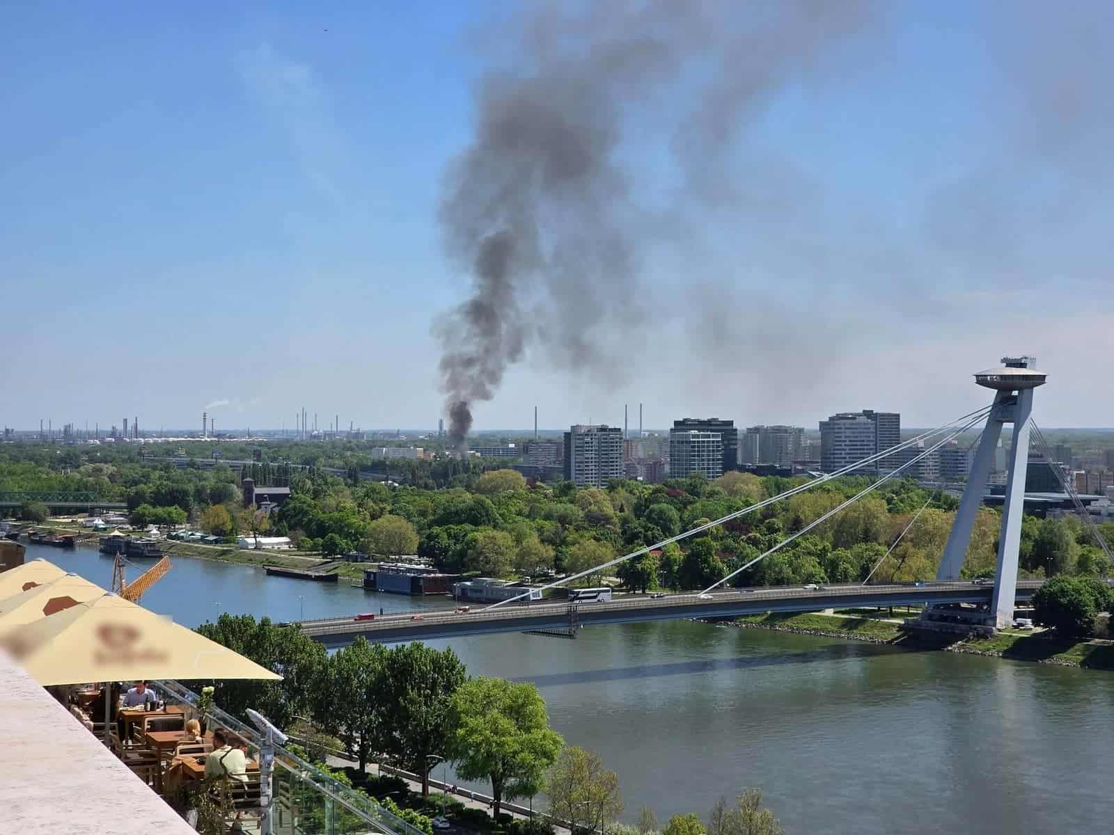 AKTUÁLNE V bratislavskej Petržalke vypukol požiar: Nad mestom sa valí dym, zasahujú hasiči