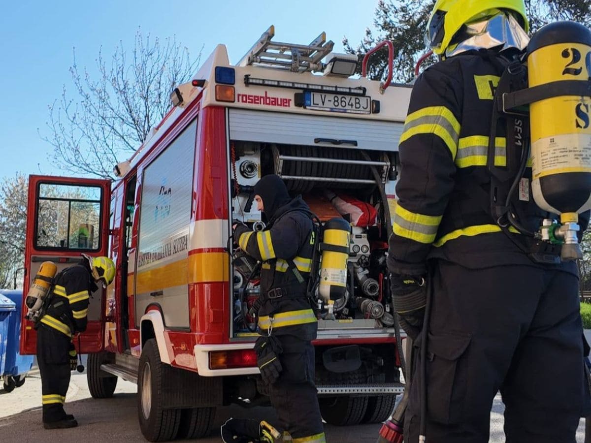 Nočný požiar v Martine poškodil dve autá aj budovu, škoda dosiahla 40-tisíc eur