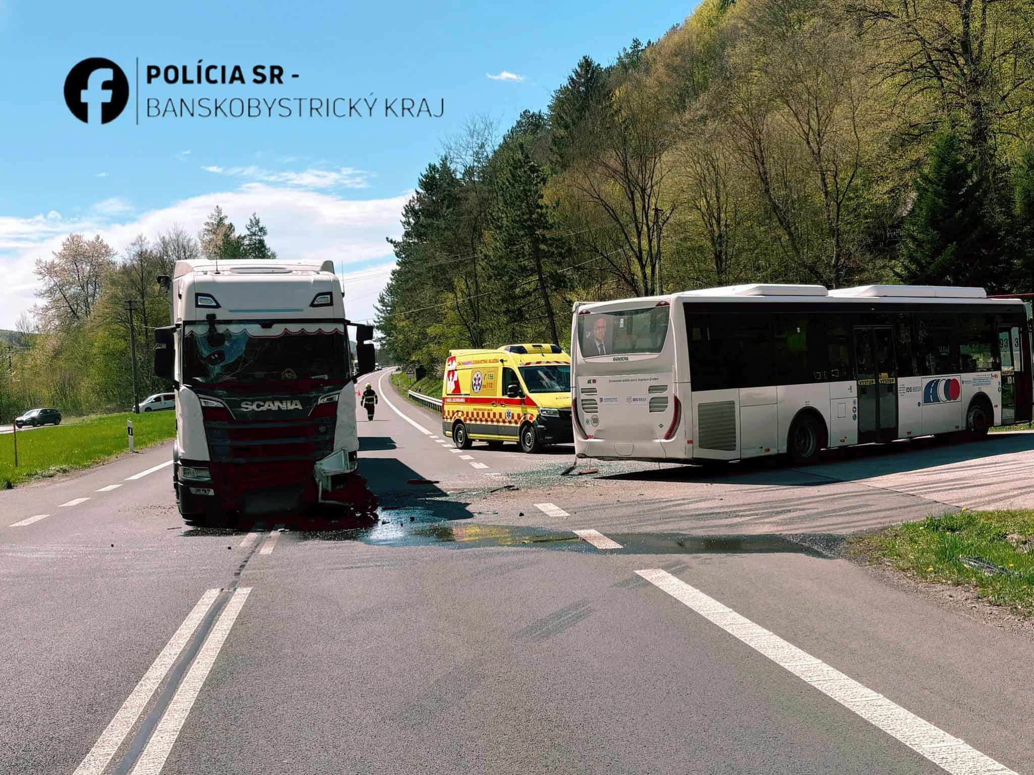 AKTUÁLNE FOTO Hrozná zrážka: Zrazil sa kamión a autobus s cestujúcimi. Hlásia zranenia
