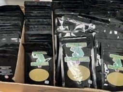 Polícia v Trenčíne obvinila mladíka po zadržaní 5,5 kg kratomu v trafike – hrozí mu väzba