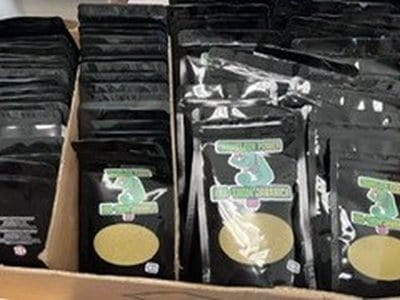 Polícia v Trenčíne obvinila mladíka po zadržaní 5,5 kg kratomu v trafike – hrozí mu väzba