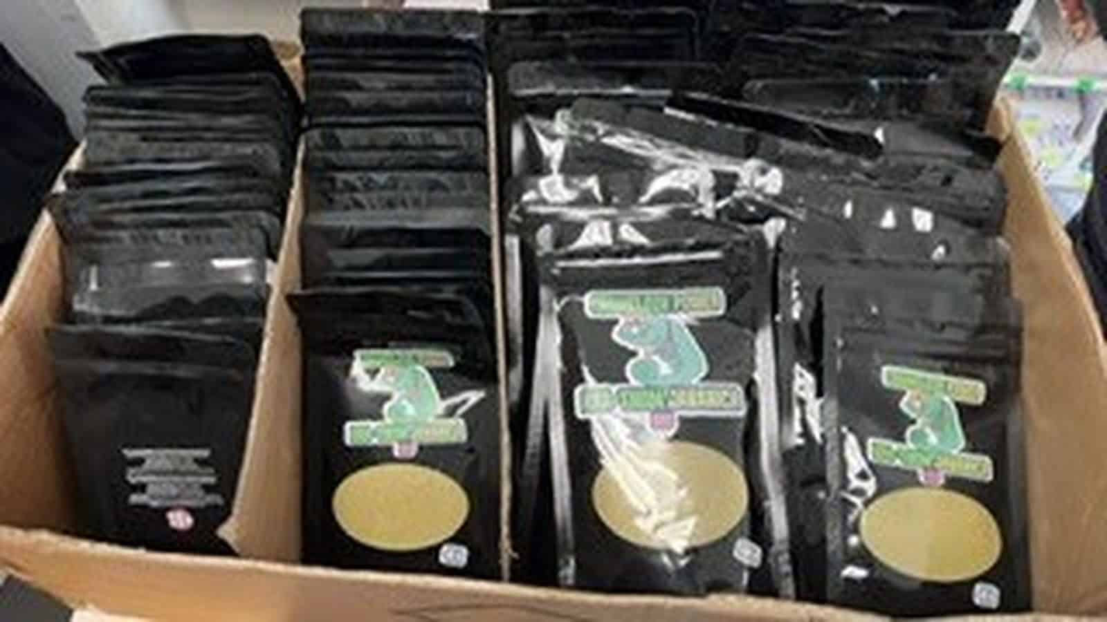 Polícia v Trenčíne obvinila mladíka po zadržaní 5,5 kg kratomu v trafike – hrozí mu väzba