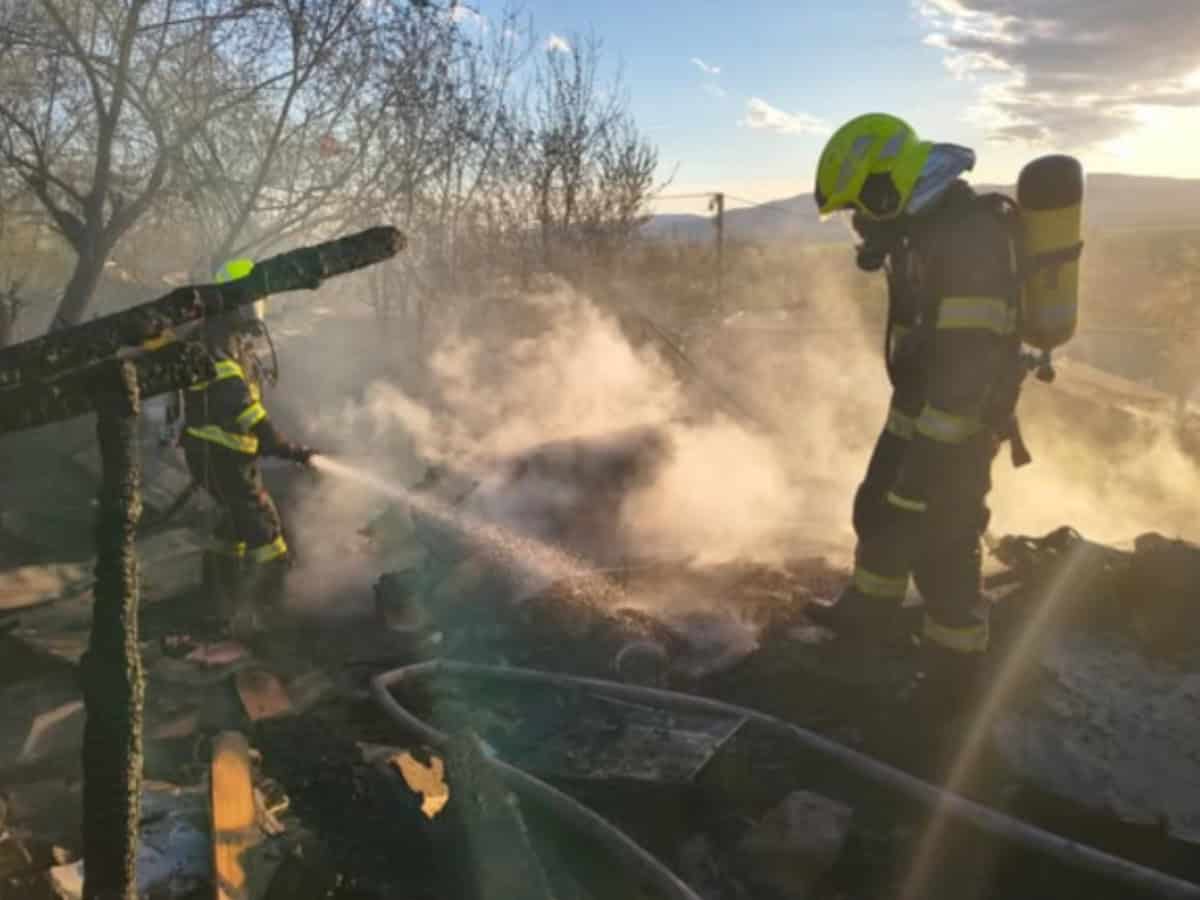 AKTUÁLNE Ničivý požiar na východe Slovenska: O domov prišlo až 18 ľudí, obec vyhlásila mimoriadnu situáciu