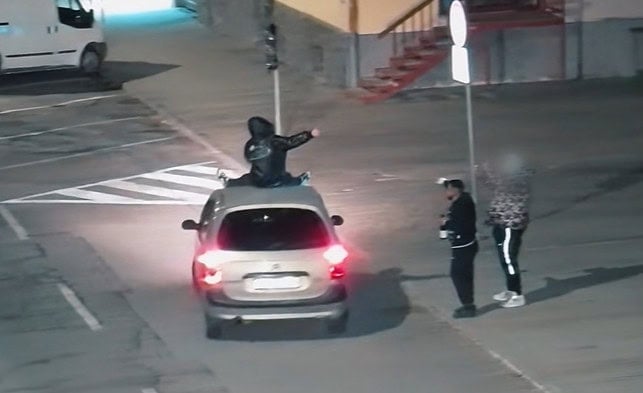 Obrovská nezodpovednosť: VIDEO Štyria opití muži sa v Lučenci striedali za volantom, jazdili aj na streche auta