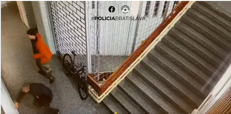 Neznámi páchatelia popísali interiér národnej kultúrnej pamiatky v centre Bratislavy – polícia zverejnila video a žiada o pomoc
