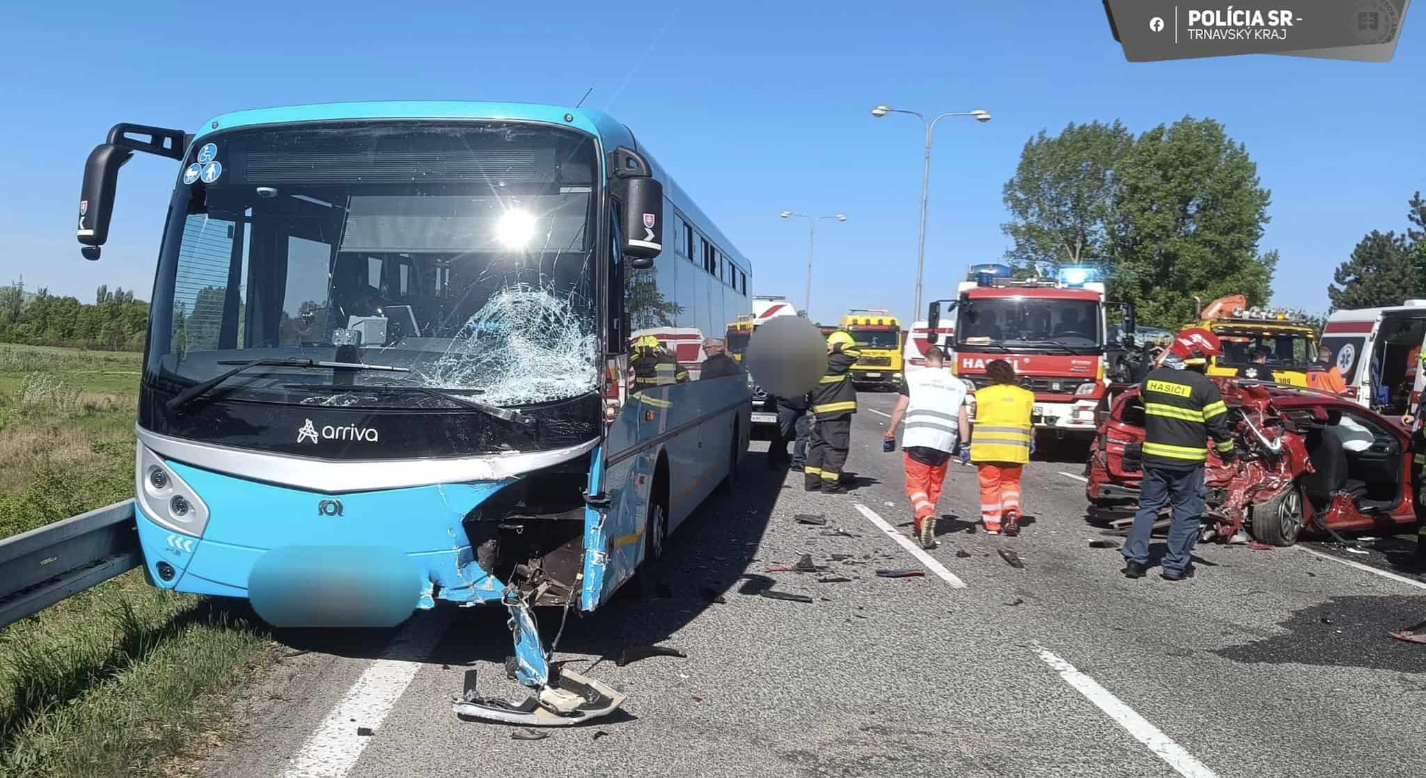 AKTUÁLNE Vážna HROMADNÁ NEHODA: Zrazil sa AUTOBUS s autami. Hlásia ranených, zasahuje aj vrtuľník. Úsek uzavreli