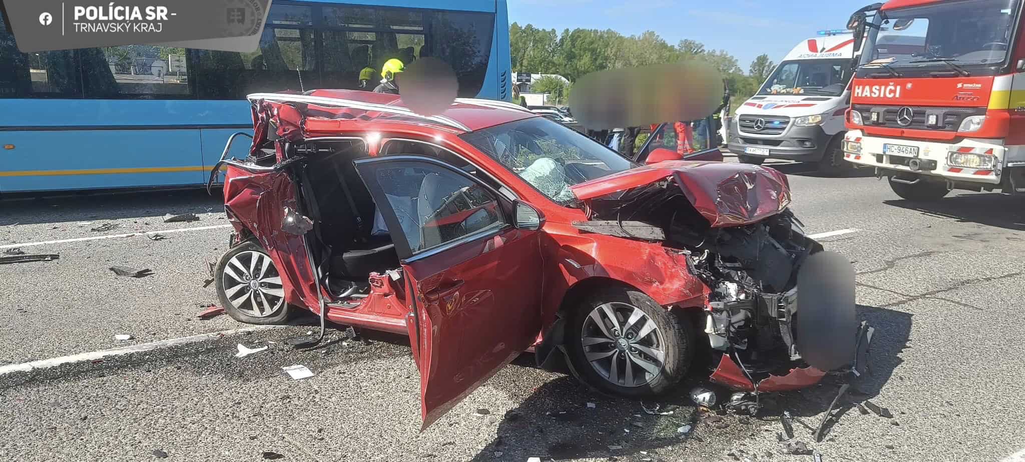 Ťažká hromadná nehoda: Poslankyňu prevážal vrtuľník, zo služobného auta je vrak