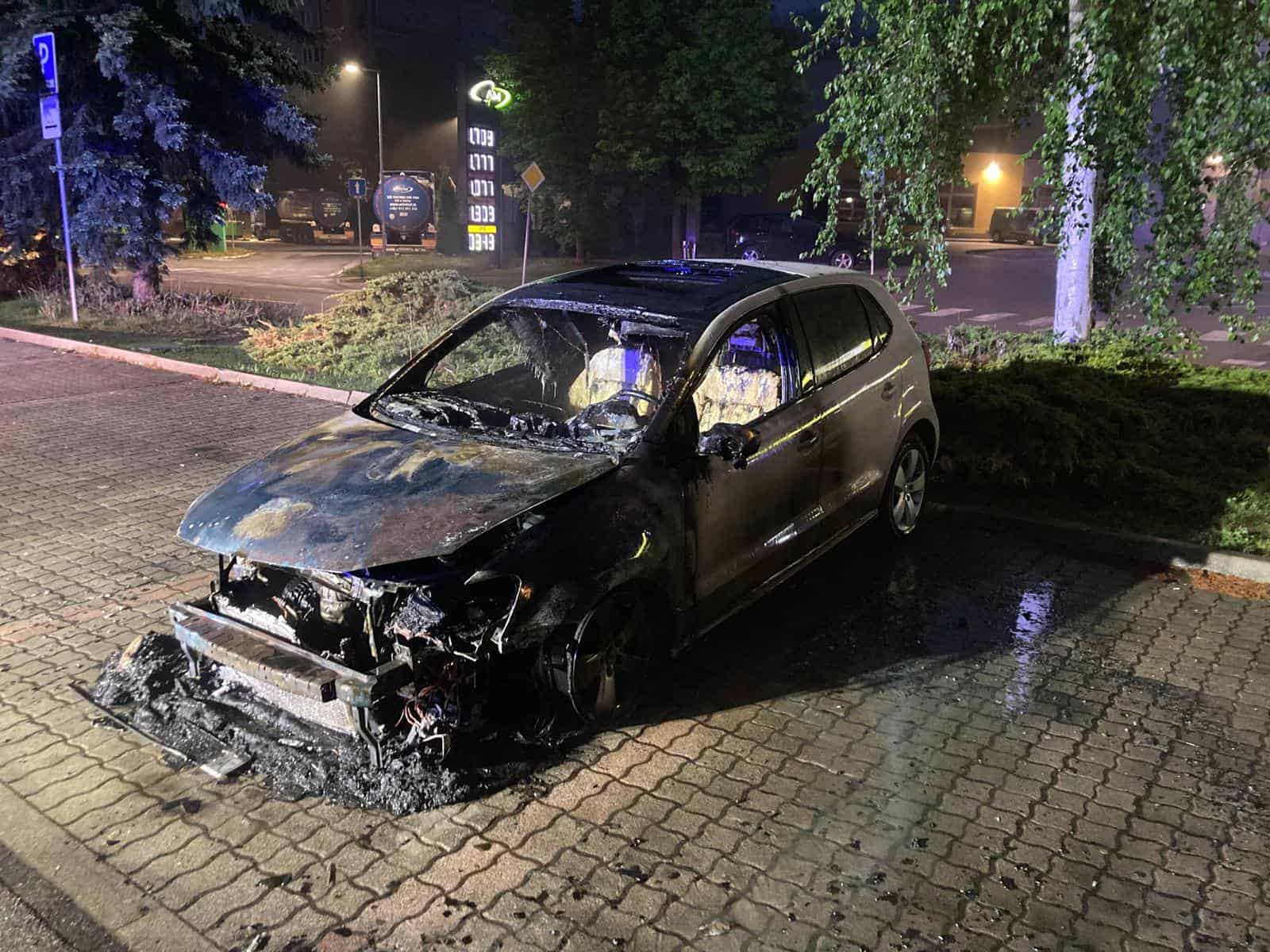 Úmyselný požiar auta pri obchodnom centre v Žiline: Hasiči zasahovali v noci, škoda 6500 eur