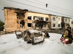 Ruský dron zasiahol na Ukrajine Slovákov, z auta ostal iba šrot