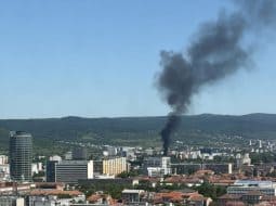AKTUÁLNE FOTO Veľký požiar v Bratislave: Čierny dym stúpa nad mesto, zasahujú hasiči
