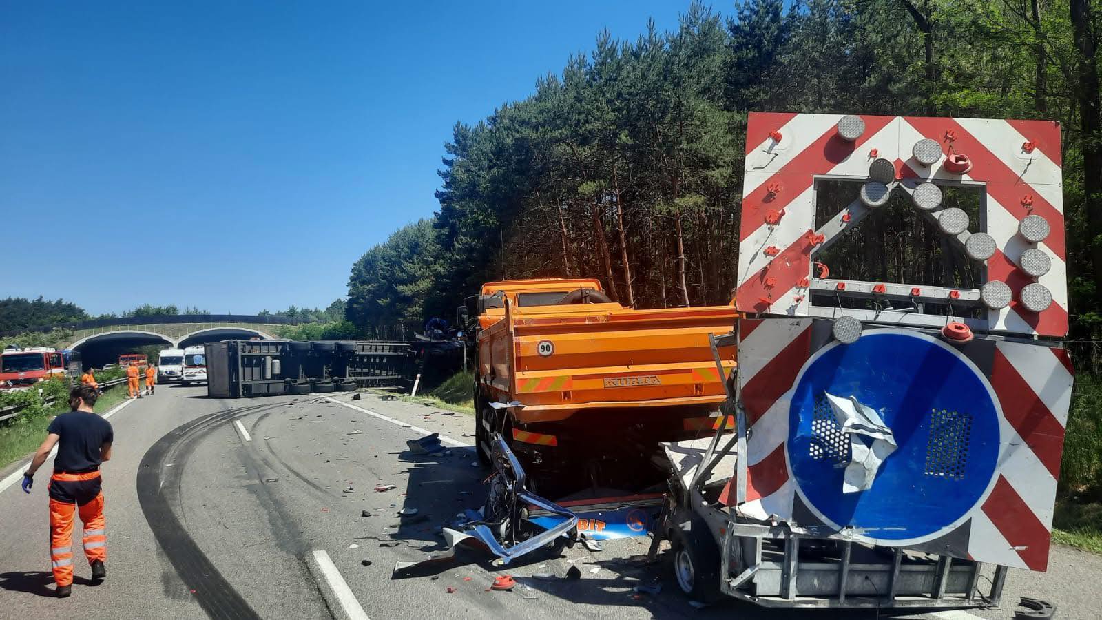 AKTUÁLNE VÁŽNA NEHODA na diaľnici D2: Zrážka kamióna a cestárov, úsek smer ČR je neprejazdný