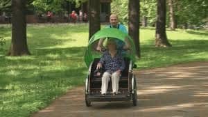 Dobrovoľníci v Trenčíne rozvážajú seniorov na cyklorikši: Projekt prináša radosť aj spomienky