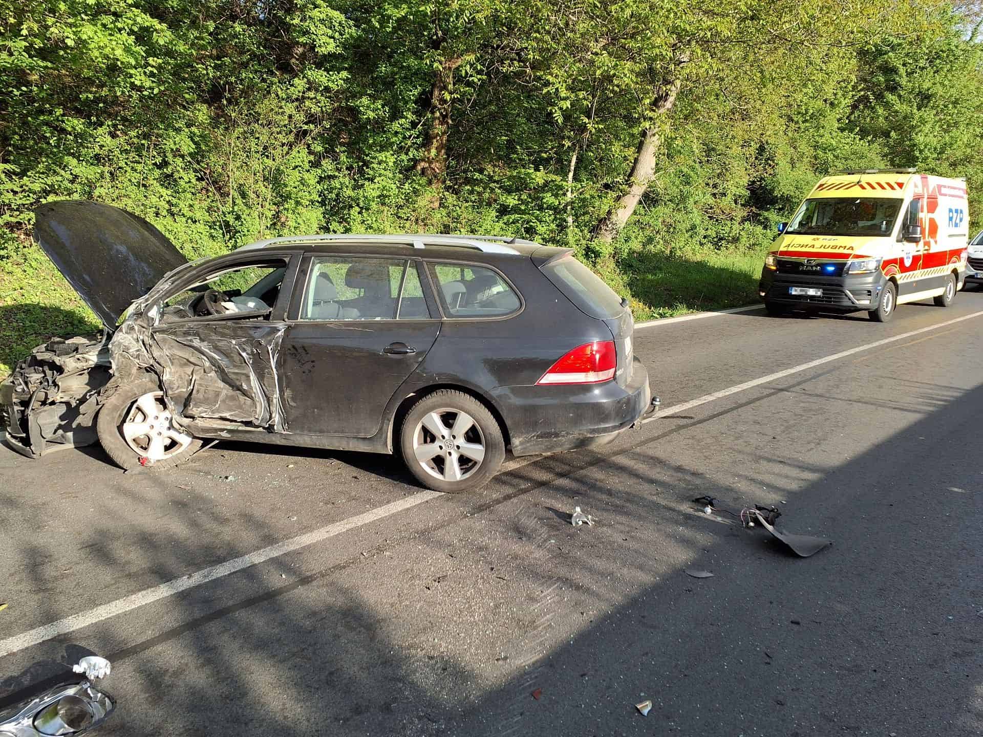 Ťažká nehoda pri Diviakoch nad Nitricou – zranený človek, cesta bola zablokovaná