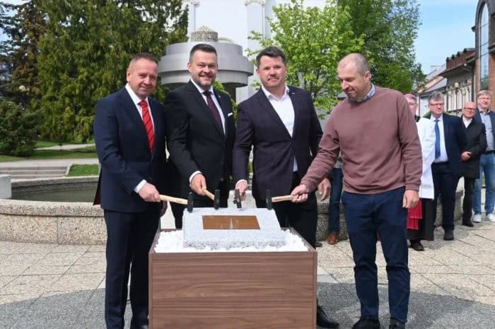 VIDEO V Poprade sa začína rekonštrukcia námestia. Základný kameň poklepal aj minister Migaľ