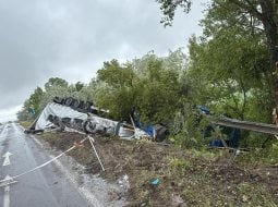 Vážna nehoda na diaľničnom moste medzi Šulekovom a Trakovicami: Prevrátil sa kamión, vodiča vyslobodzovali hasiči