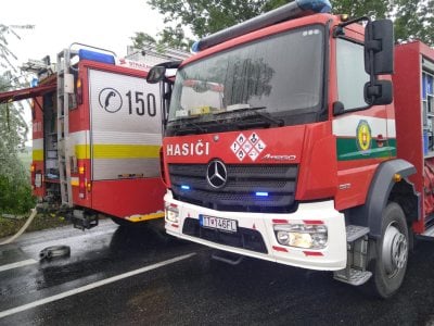 Hasiči v Trenčianskom kraji mali za týždeň plné ruky práce: Požiare a nehody pribúdali
