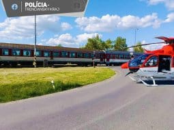 Polícia vyšetruje okolnosti zrážky auta s vlakom pri Chynoranoch: Zranili sa aj deti