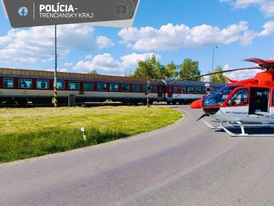 Polícia vyšetruje okolnosti zrážky auta s vlakom pri Chynoranoch: Zranili sa aj deti