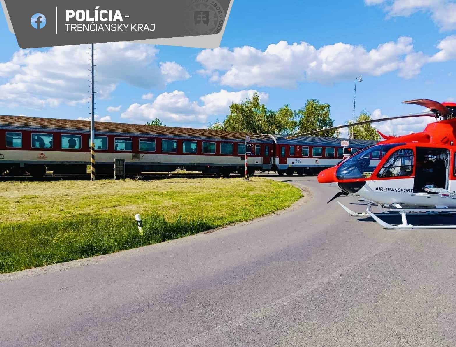 Polícia vyšetruje okolnosti zrážky auta s vlakom pri Chynoranoch: Zranili sa aj deti
