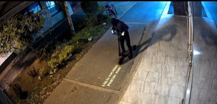Lúpež so zbraňou v záložni v Bratislave: Polícia pátra po maskovanom páchateľovi, žiada pomoc verejnosti