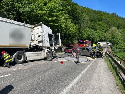 AKTUÁLNE FOTO Hromadná zrážka áut s kamiónom: Vozidlá sú zničené, cestu uzavreli