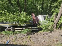 AKTUÁLNE Strašná nehoda nákladiaka: Vodič je zakliesnený v kabíne. Mrazivé FOTO zo záchrannej akcie