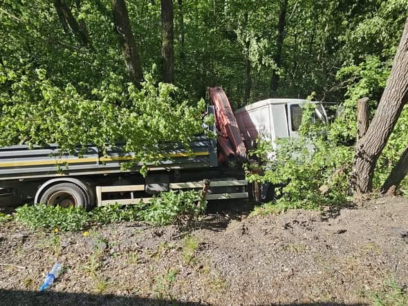 AKTUÁLNE Strašná nehoda nákladiaka: Vodič je zakliesnený v kabíne. Mrazivé FOTO zo záchrannej akcie