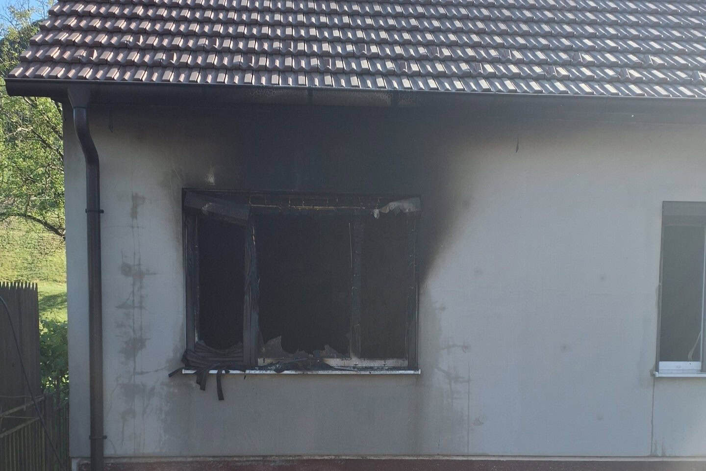 Tragický požiar rodinného domu si vyžiadal obeť a spôsobil škodu 150 000 eur