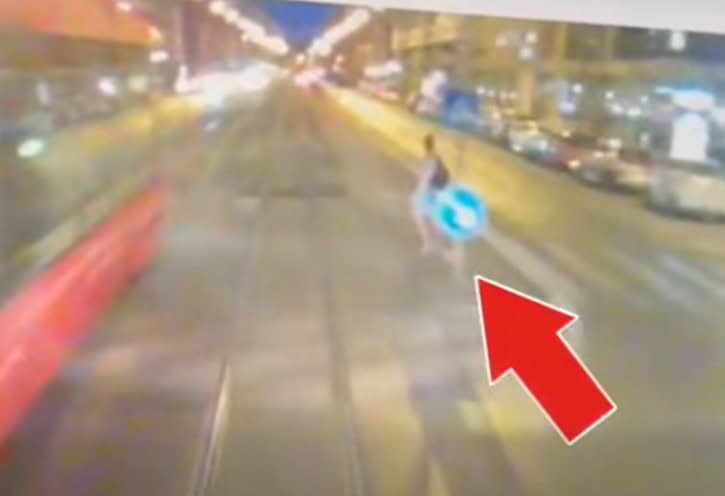 VIDEO Električka zrazila chodca: Ani sa len neobzrel! Z TOHTO tuhne krv v žilách