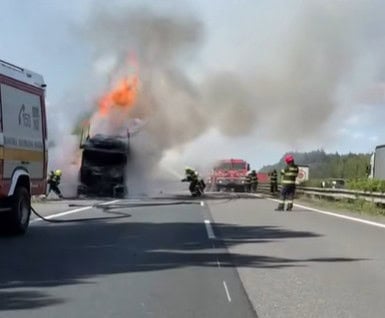 AKTUÁLNE Diaľnica D2 uzavretá: Požiar kamióna prevážajúceho autá a zásah hasičov