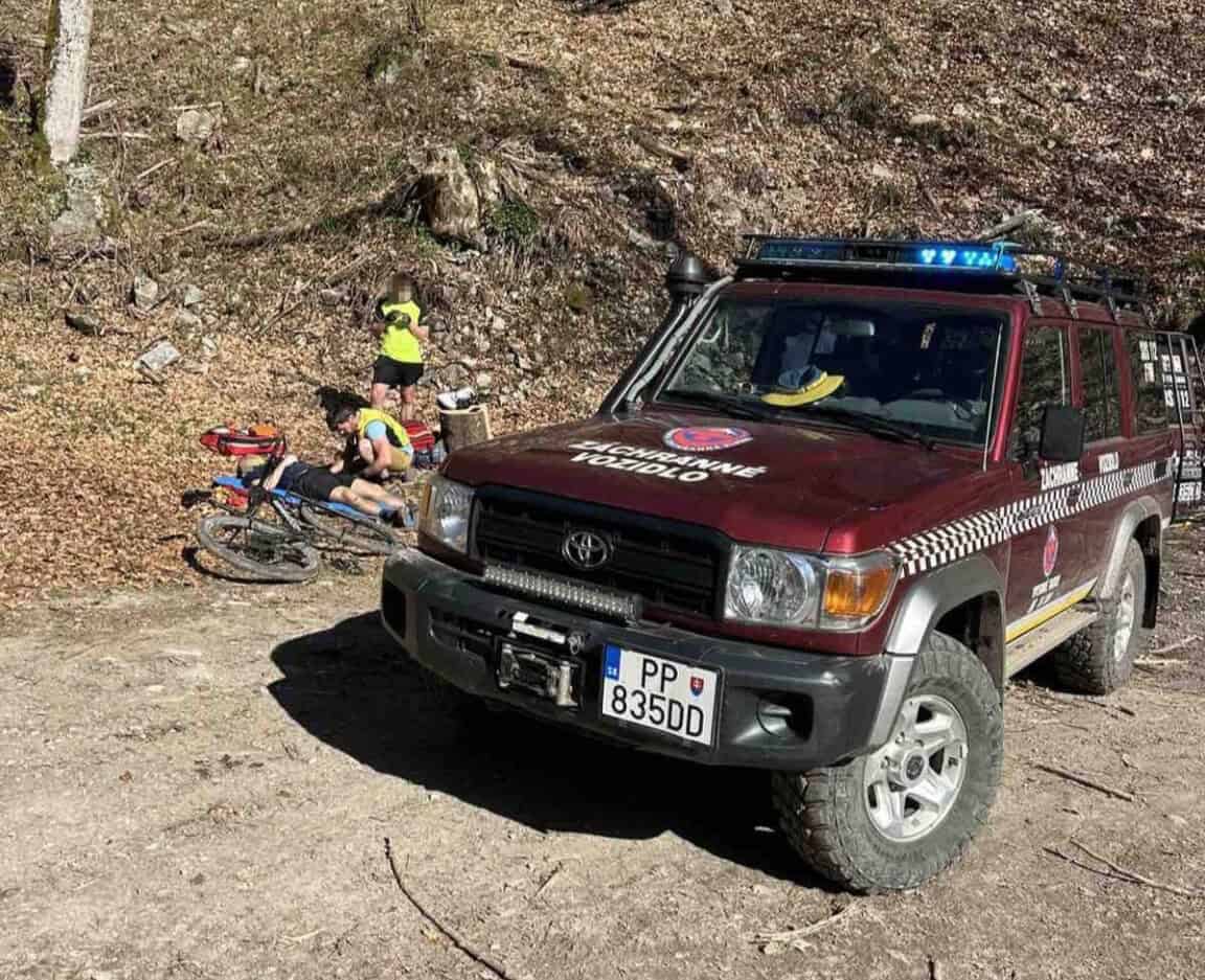 Poľský cyklista utrpel vážne zranenia na Kysuciach, zasahovali horskí záchranári