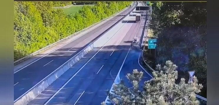 Nehoda na D1 pri Trnave: Vodička narazila do auta, jej vozidlo skončilo prevrátené na streche