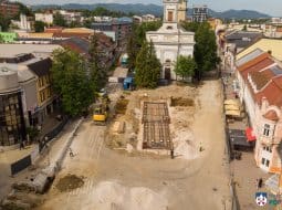 Veľká rekonštrukcia námestia v Poprade sa už rozbehla. VIDEO z kontrolného dňa primátora