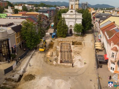 Veľká rekonštrukcia námestia v Poprade sa už rozbehla. VIDEO z kontrolného dňa primátora