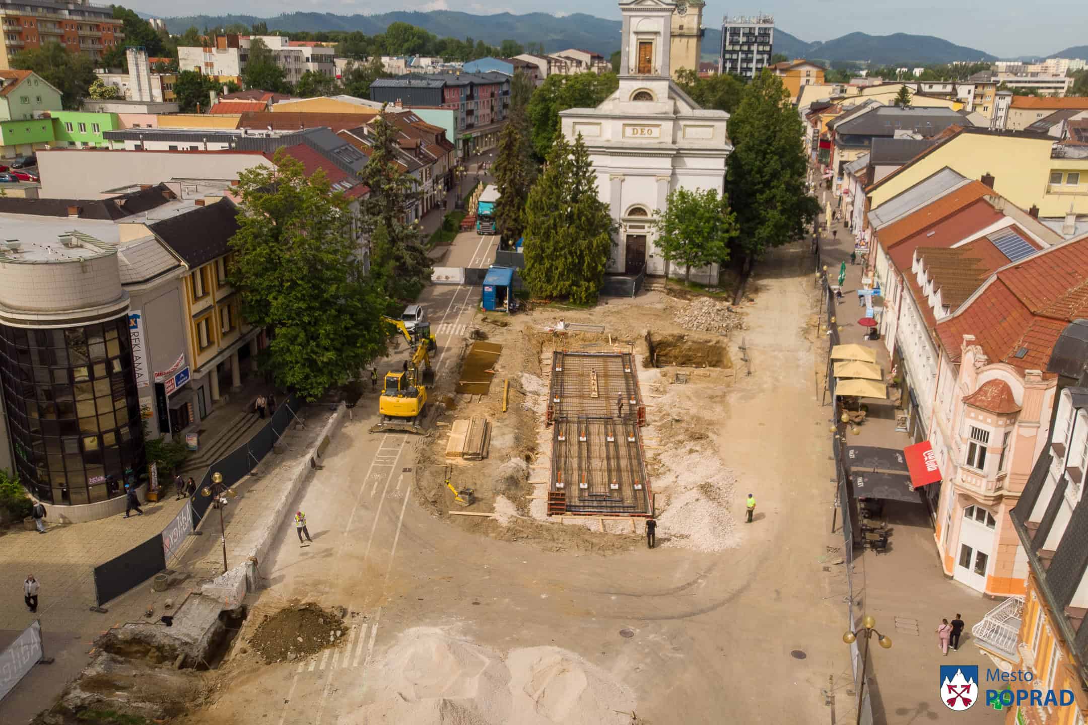 Veľká rekonštrukcia námestia v Poprade sa už rozbehla. VIDEO z kontrolného dňa primátora