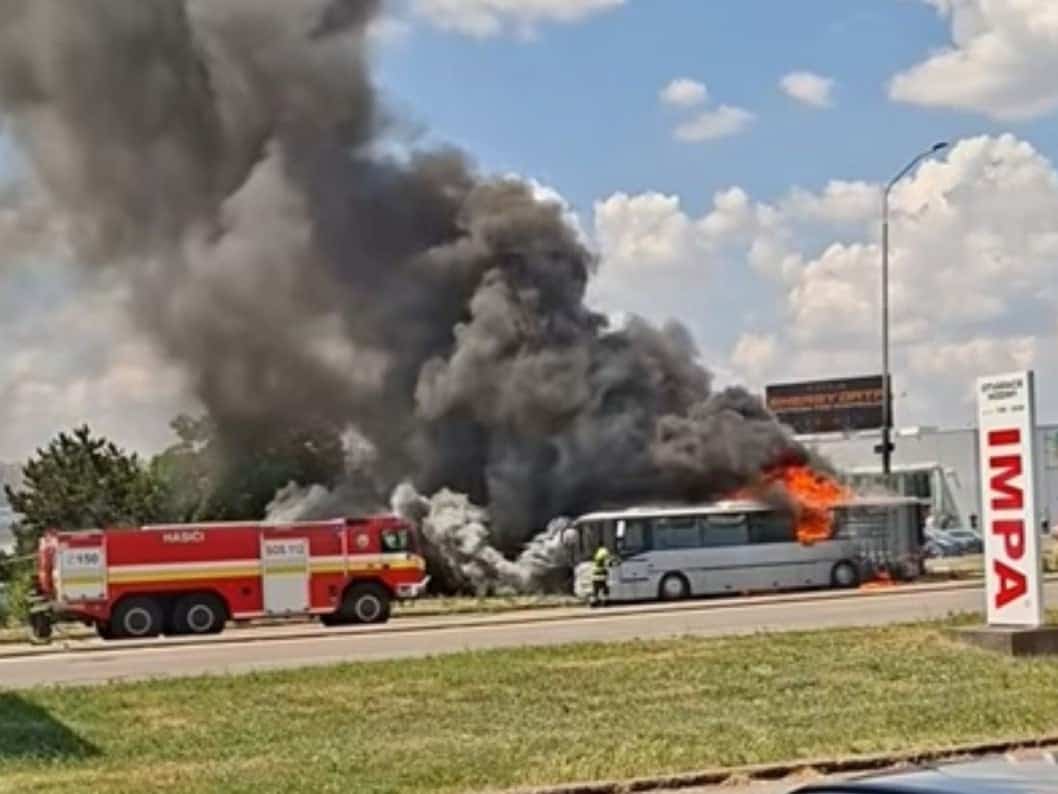 AKTUÁLNE VIDEO Autobus plný detí zachvátili plamene! Vracali sa z výletu, zasahujú hasiči