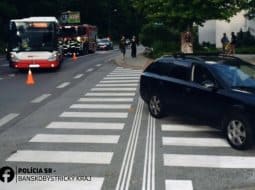 Zrážka autobusu MHD a auta v Banskej Bystrici – jedna osoba utrpela zranenia