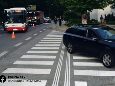 Zrážka autobusu MHD a auta v Banskej Bystrici – jedna osoba utrpela zranenia