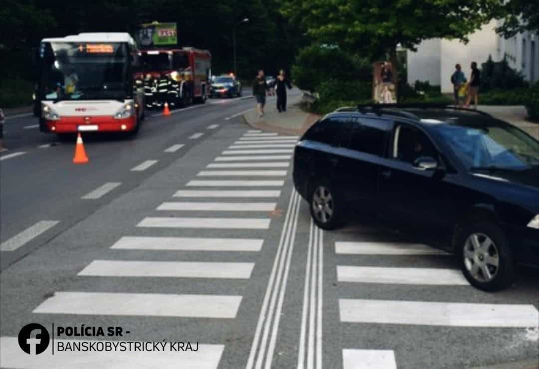 Zrážka autobusu MHD a auta v Banskej Bystrici – jedna osoba utrpela zranenia