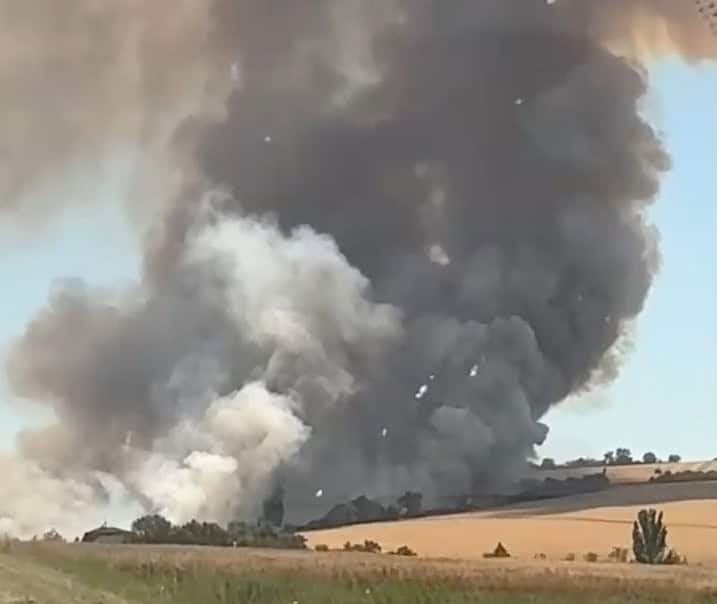 AKTUÁLNE VYPUKOL VEĽKÝ POŽIAR Nad mestom sa valí obrovský dym! Desivé VIDEO a FOTO, vyslali hasičov