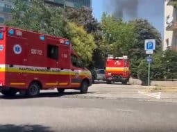 Požiar na balkóne v bratislavskom bytovom dome: Hasiči zasahovali na 10. poschodí, príčinou asi bola klimatizácia