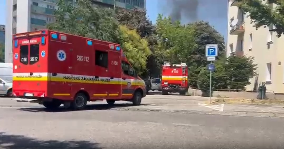 Požiar na balkóne v bratislavskom bytovom dome: Hasiči zasahovali na 10. poschodí, príčinou asi bola klimatizácia
