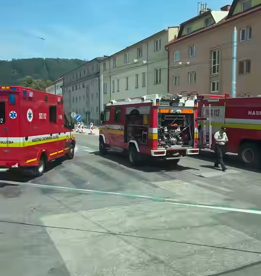 POPLACH V CENTRE MESTA Zasahuje množstvo hasičov aj polícia, ulicu opáskovali. VIDEO Vieme, čo sa deje