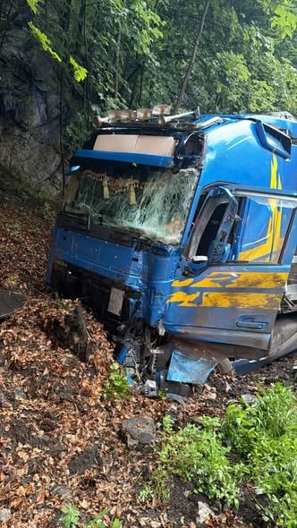 Hromadná nehoda pod Strečnom: Zrážka štyroch áut, vodič osobného auta zranený
