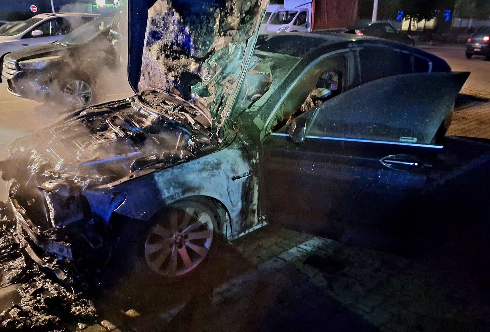 Aktuálne: V Seredi na Cukrovarskej ulici v noci horelo auto – škoda 10-tisíc eur