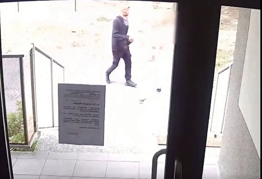 Polícia zverejnila video: V Bratislave muž strhol žene retiazku a ušiel, pomôžte s pátraním